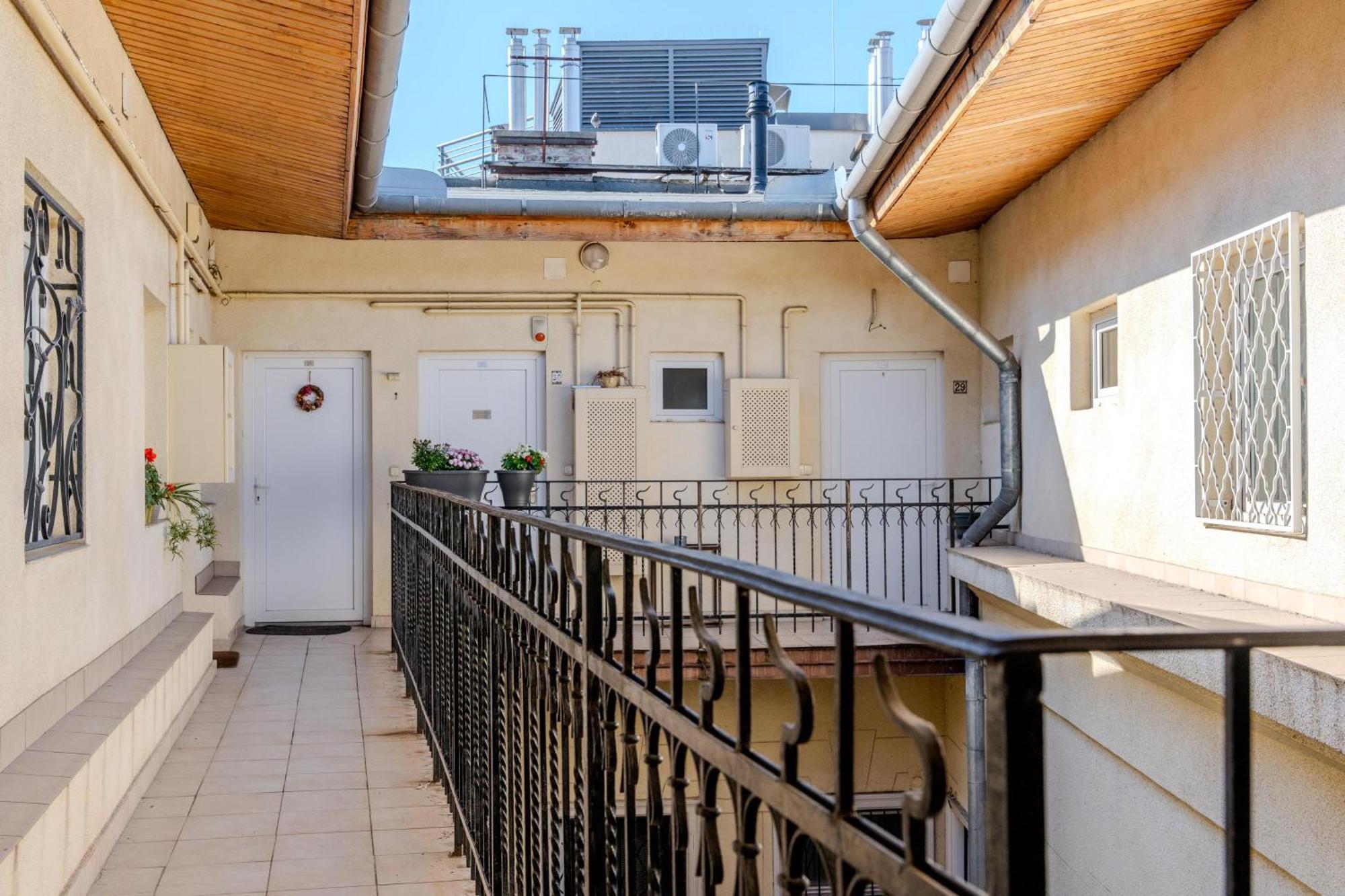 Cozy Flat In The Heart Of Buda Budapest Luaran gambar